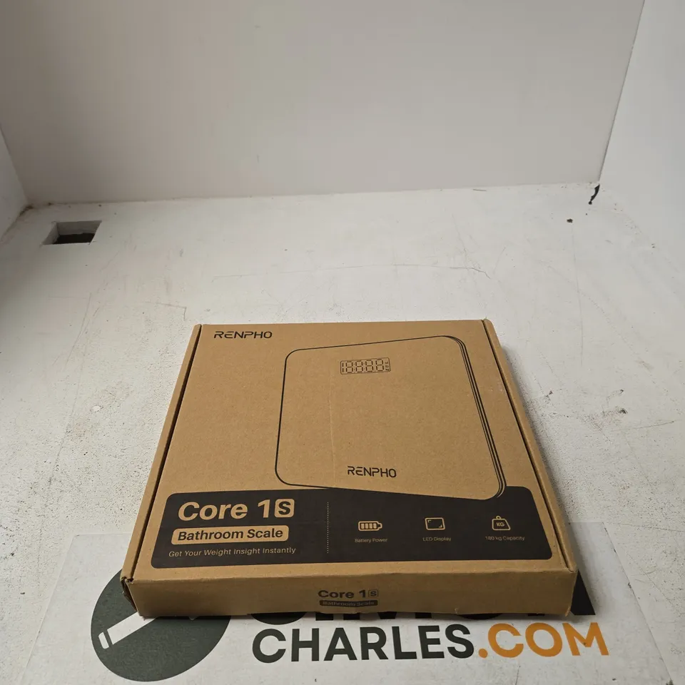 PALLET CONTAINING A LARGE AMOUNT OF ITEMS TO INCLUDE RENPHO BATHROOM SCALE, SAFETOTS WOODEN GATE ETC