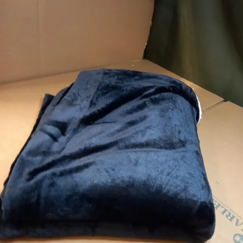 BLACK AND WHITE BLANKET