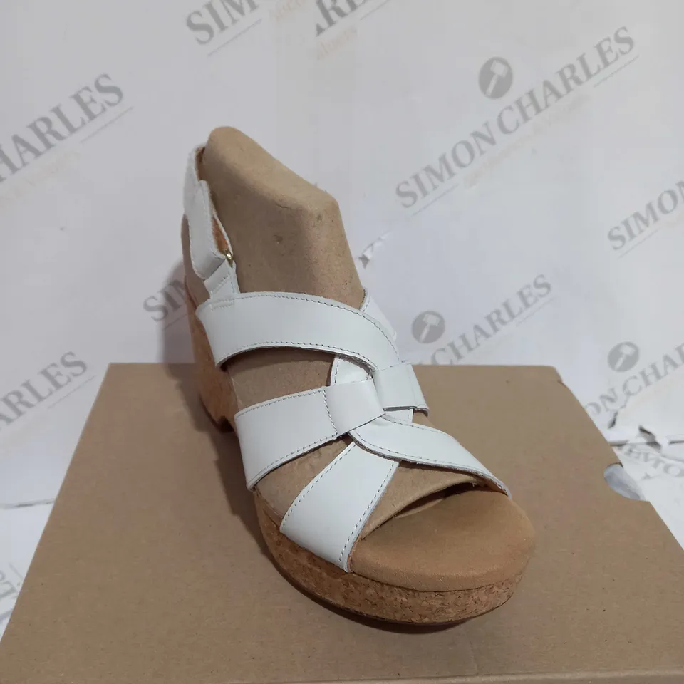 BOXED PAIR OF COLLECTION BY CLARKS OPEN-TOE STRAPPY WEDGE SANDALS IN WHITE SIZE 5