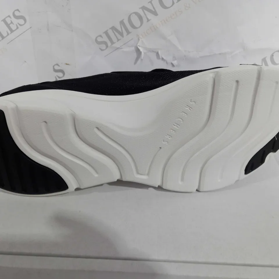 SKETCHER DELUXE IN BLACK SIZE 7