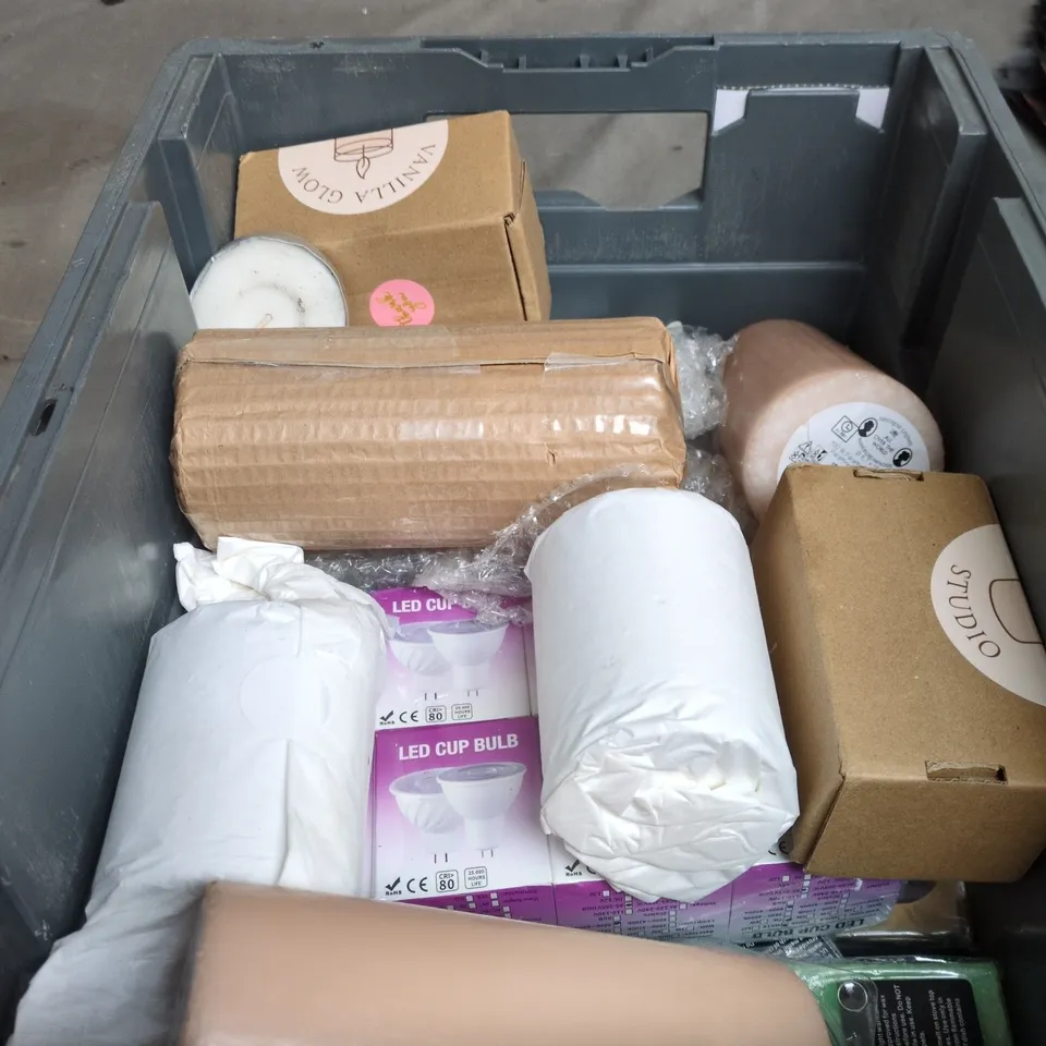 TOTE OF APPROXIMATELY 20 ASSORTED SCENTED CANDLES, WAX MELTS AND LIGHT BULBS