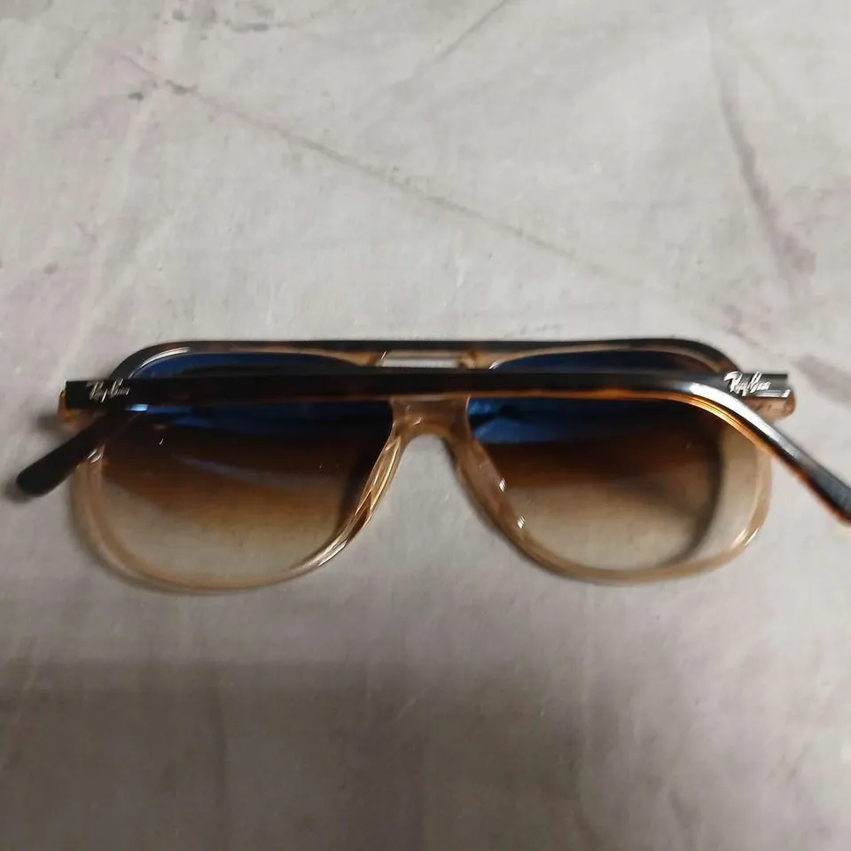 RAY-BAN SUNGLASSES – WITH CASE