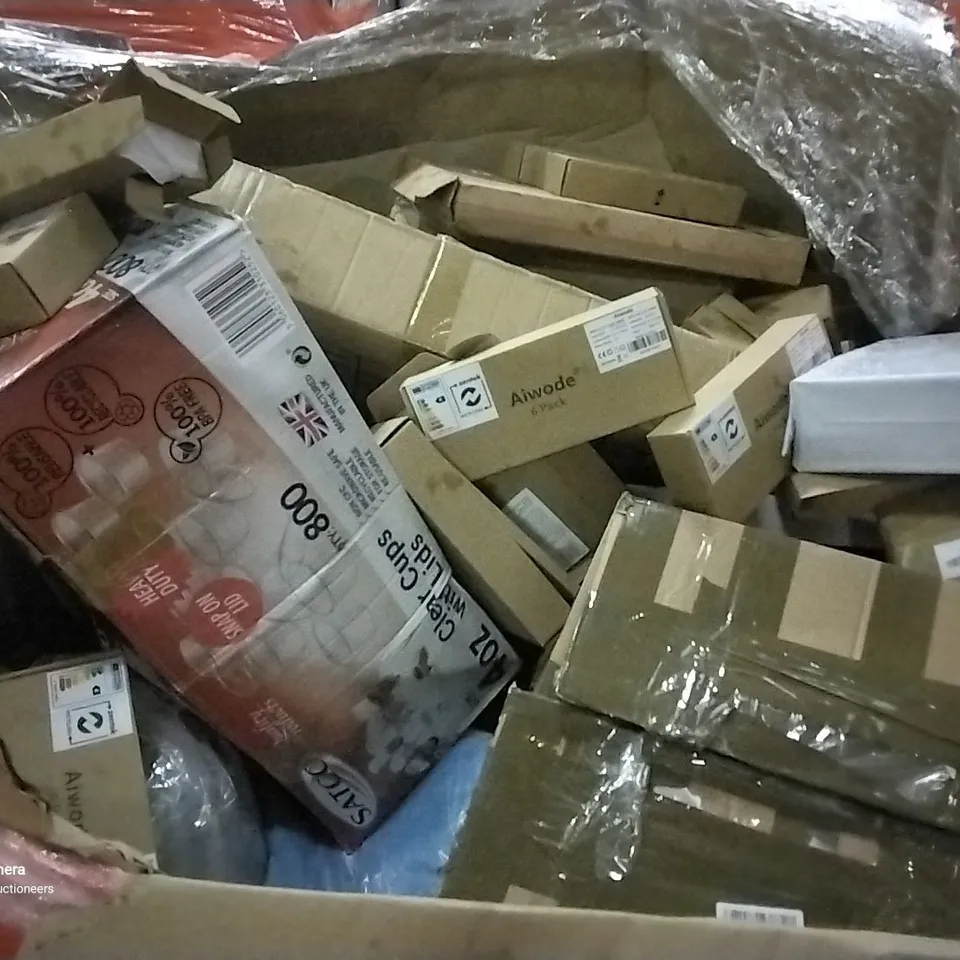 PALLET OF ASSORTED ITEMS INCLUDING MASS DYNAMIC TOILET SEAT, TOILET FRAME, PORTABLE ICE BATH, LAMP BASE CONVERTER, BEACH UMBRELLA 