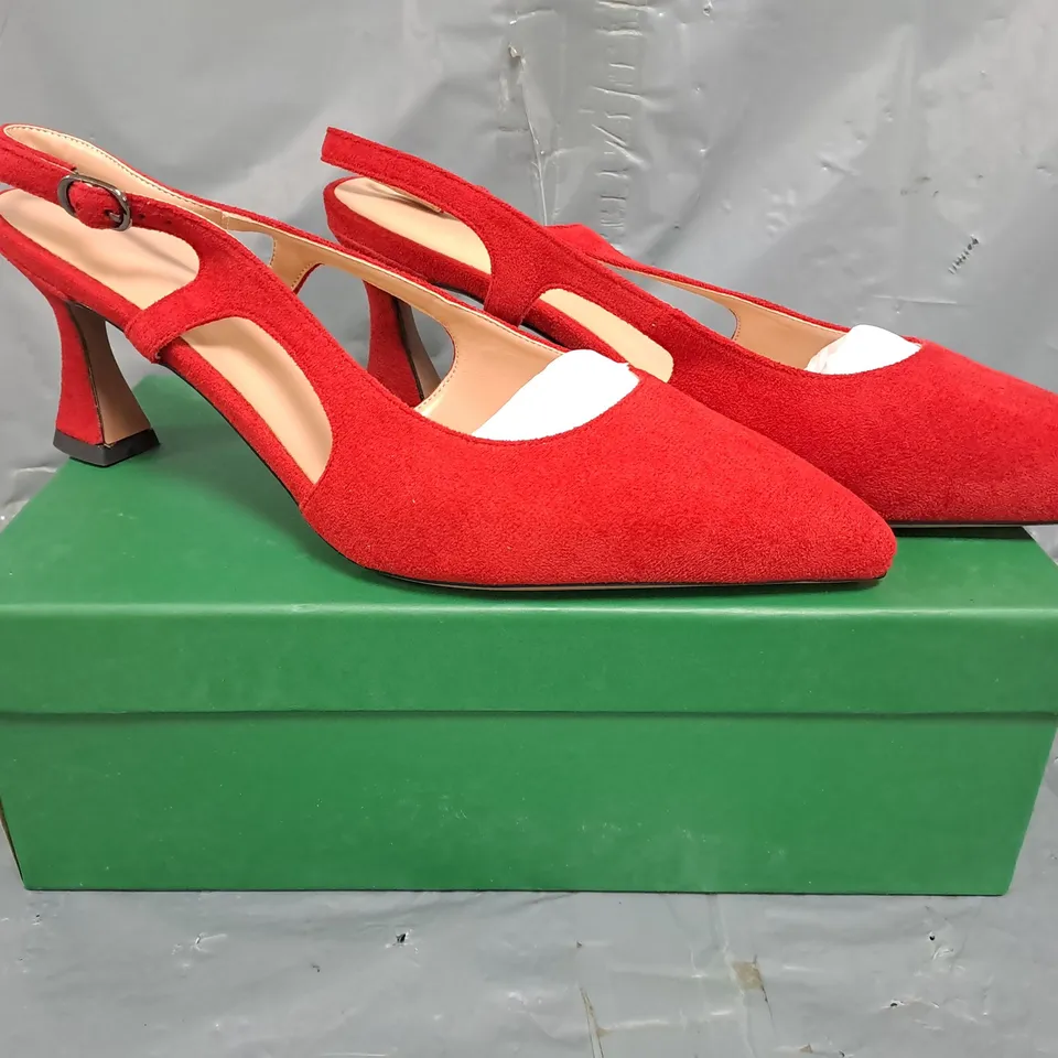 BOXED PAIR OF UNBRANDED POINTED TOE LOW HEEL SHOES IN RED SIZE EU 39