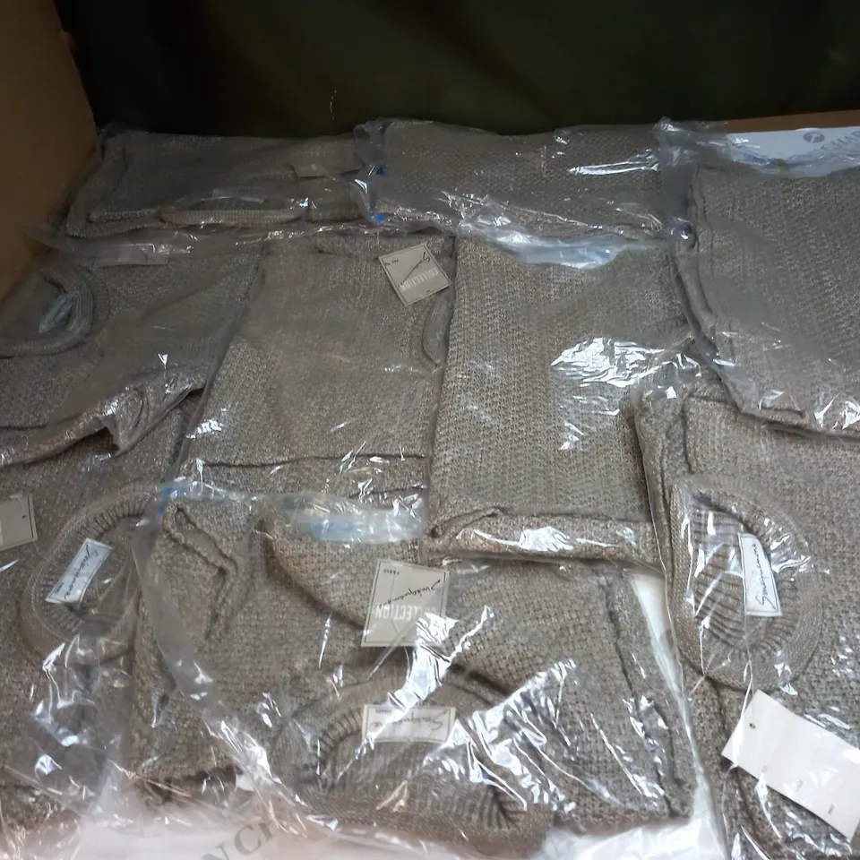 LOT OF APPROX 10 ASSORTED CLOTHING ITEMS IN VARIOUS SIZES