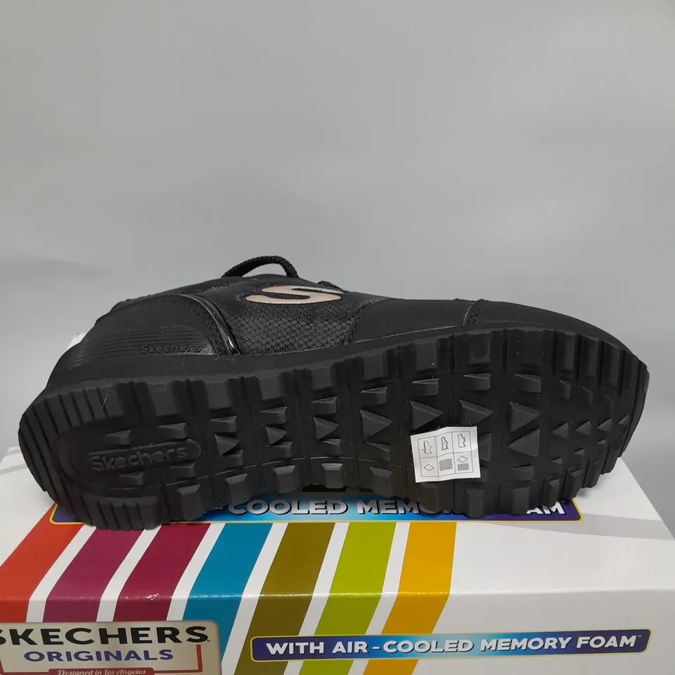 BOXED PAIR OF SKECHERS TRAINERS BLACK SIZE 3