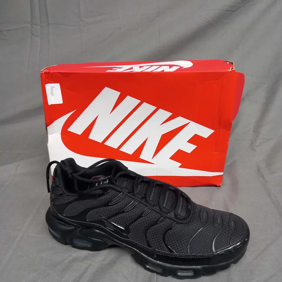 BOXED PAIR OF NIKE TN AIR IN BLACK SIZE 10