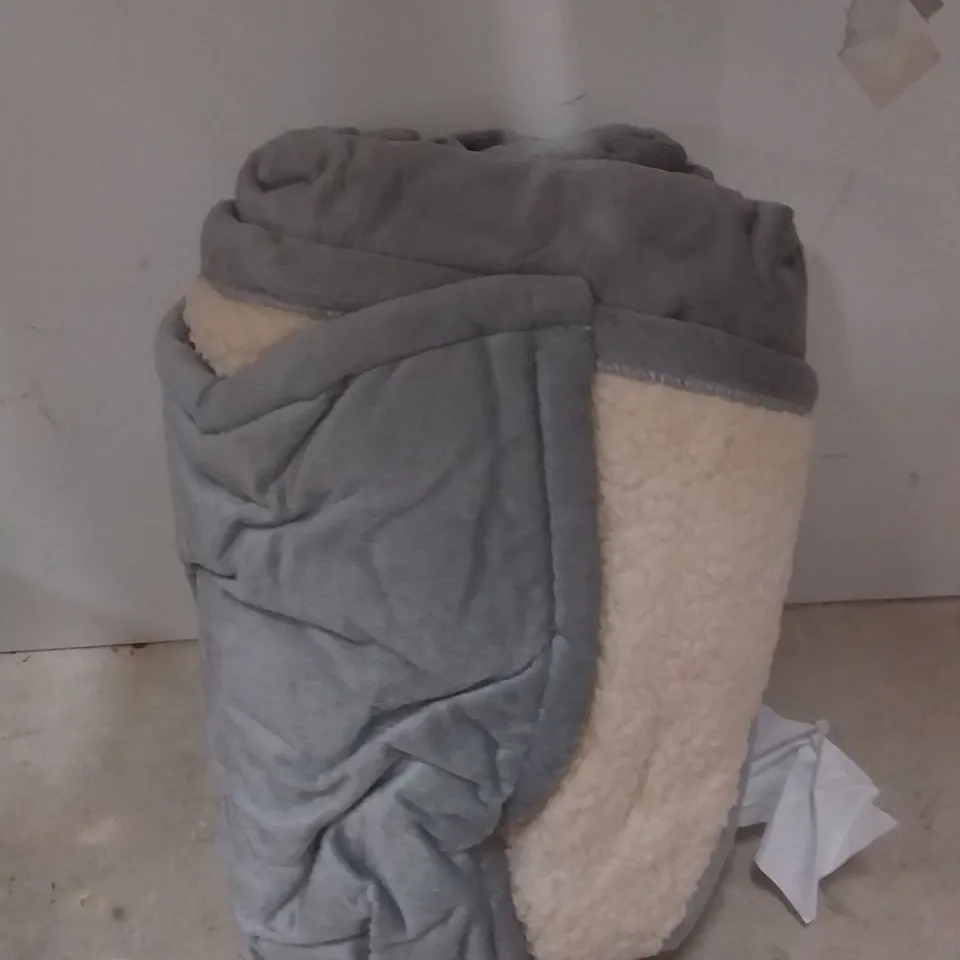 SUPER POLAR GREY FLEECE 160 X 120 CM BLANKET ( GREY )