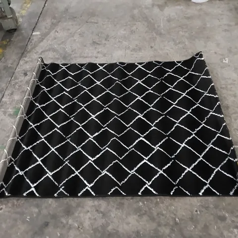 ZIGZAG NOIR DIAMOND PATTERN RUG - BLACK // SIZE: 120 X 160cm