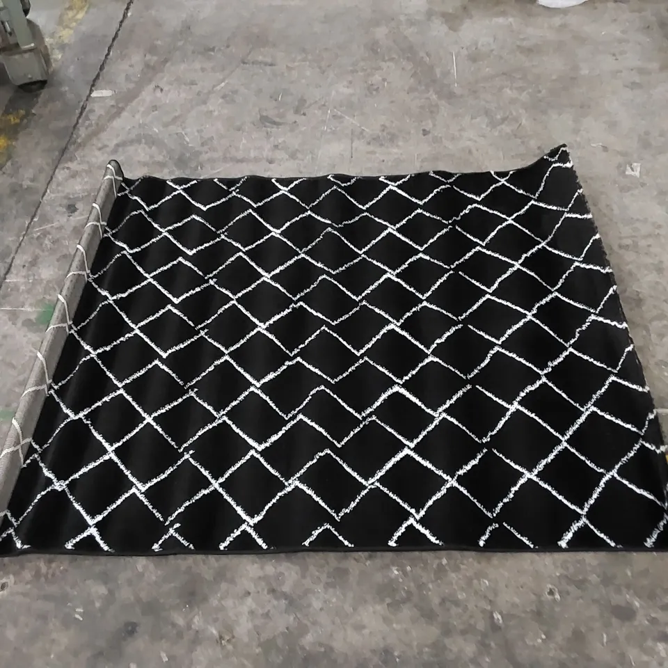 ZIGZAG NOIR DIAMOND PATTERN RUG - BLACK // SIZE: 120 X 160cm