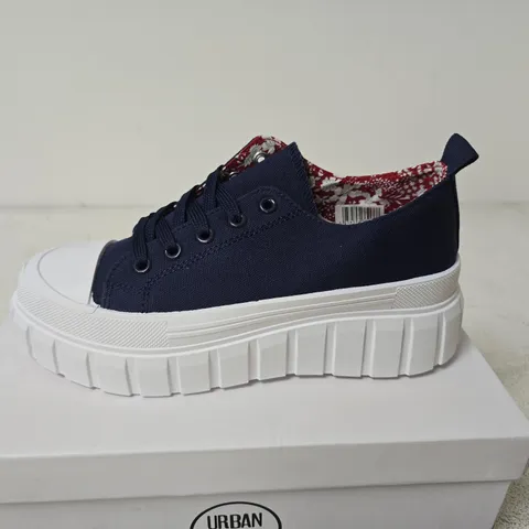 BOXED URBAN JACKS CHICAGO TRAINERS, NAVY - UK SIZE 6