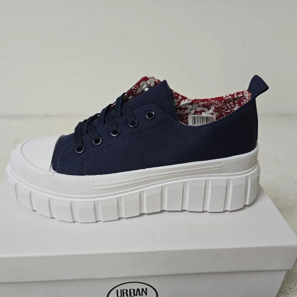 BOXED URBAN JACKS CHICAGO TRAINERS, NAVY - UK SIZE 6