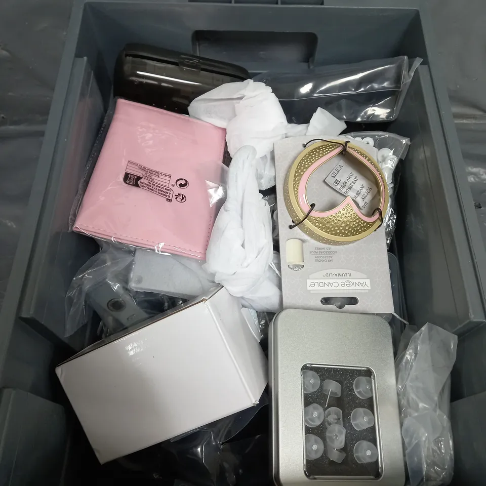 APPROXIMATELY 20 ASSORTED HOUSEHOLD ITEMS TOO INCLUDE WATER BOTTLES , KEY LOCKS , TOOL KIT , ETC 