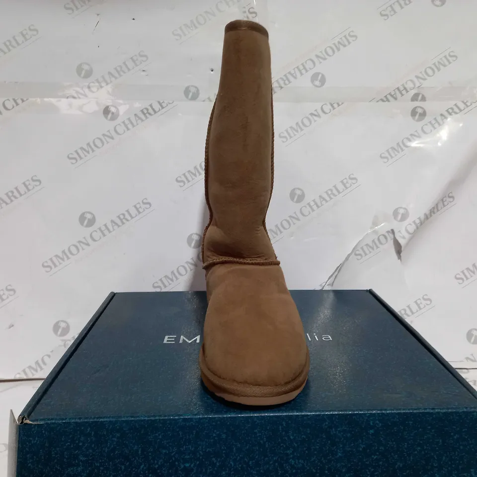 EMU ORIGINALS COLLECTION TAN STINGER HI WATER RESISTANT BOOT - SIZE 5