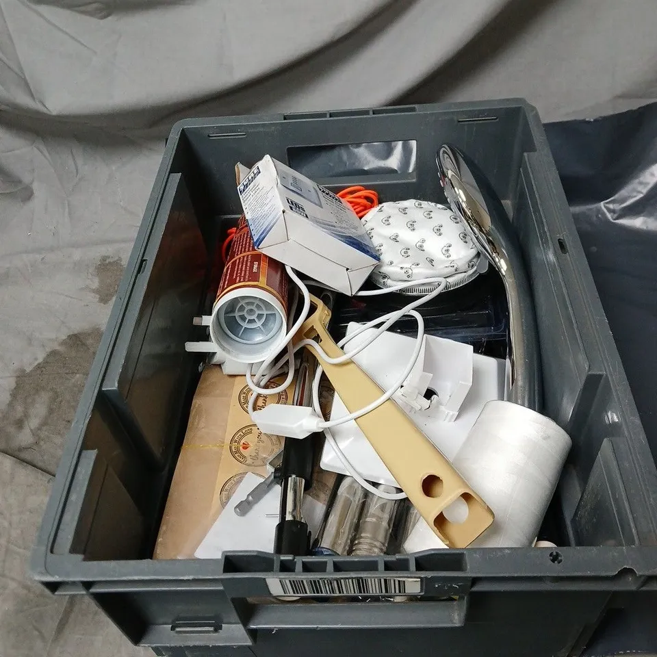 APPROXIMATELY 15 ASSORTED HOUSEHOLD ITEMS TO INCLUDE SHOWER HEAD, STOVESEAL, ELECTRONIC BOOST TIMER ETC