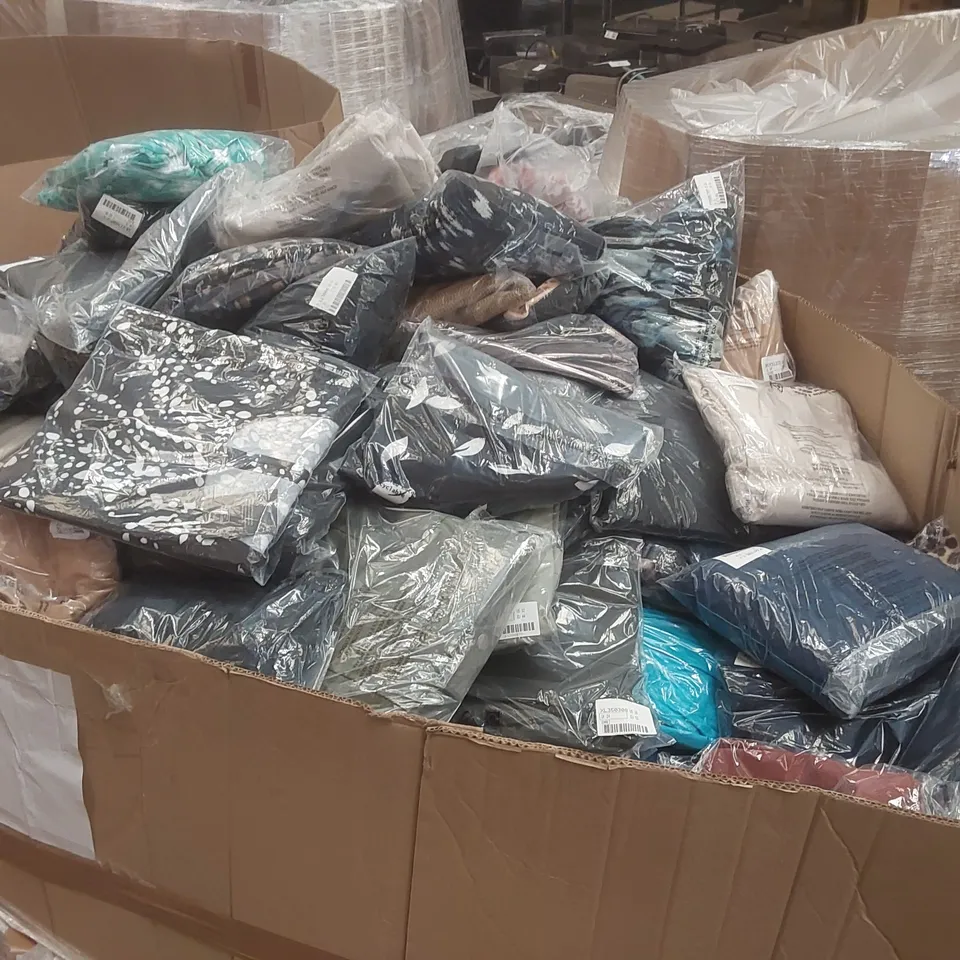 PALLET CONTAINING APPROXIMATELY 750x BRAND NEW ASSORTED DESIGNER CLOTHING ITEMS