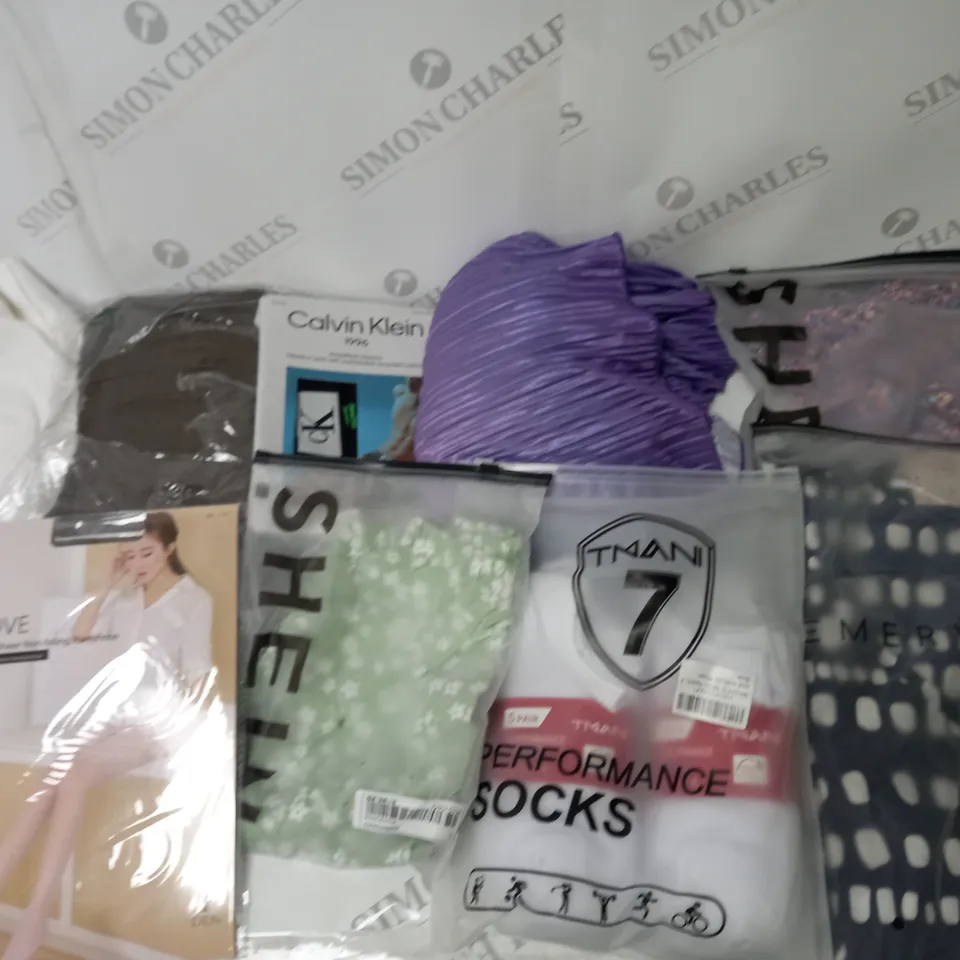 BOX OF APPROXIMATELY 25 ASSORTED CLOTHING PRODUCTS IN VARIOUS SIZES TO INCLUDE UNDERWEAR, SHIRTS, JUMPERS ETC 