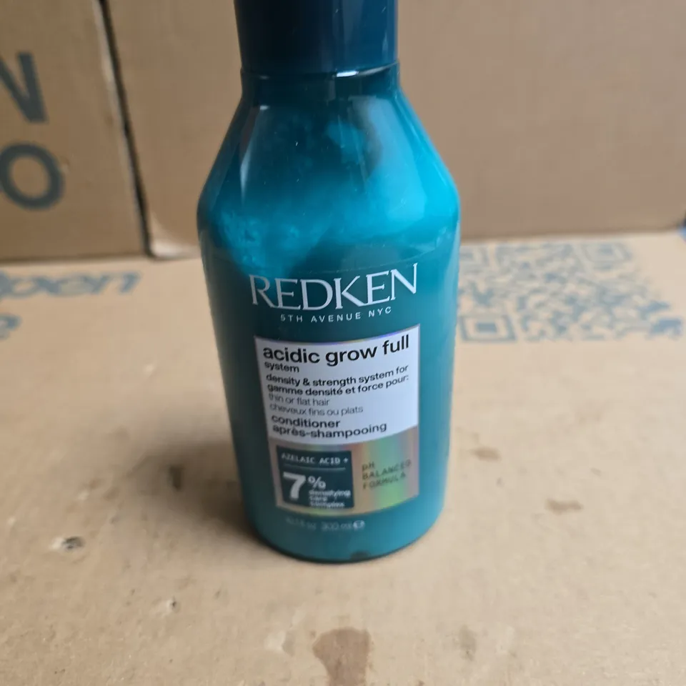 TOTE OF APPROXIMATELY 20 ASSORTED COSMETICS TO INCLUDE: REDKEN CONDITIONER