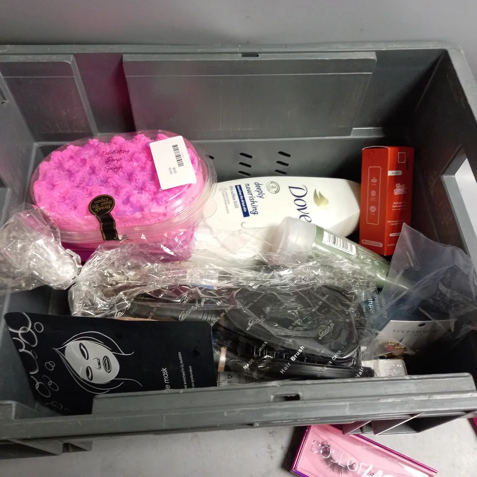 BOX OF APPROXIMATELY 20 COSMETIC ITEMS TO INCLUDE - DOVE BODY WASH - BIC TWIN LADY RAZORS - MANCAVE SHOWER GEL - ETC 