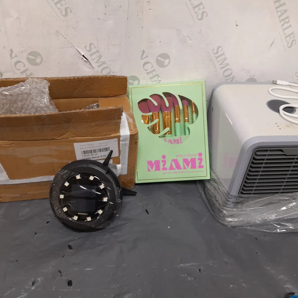 APPROXIMATELY 9 ASSORTED ITEMS TO INCLUDE COOLINGFAN, SOLARLIGHTS, MAKEUP BRUSHES, ETC