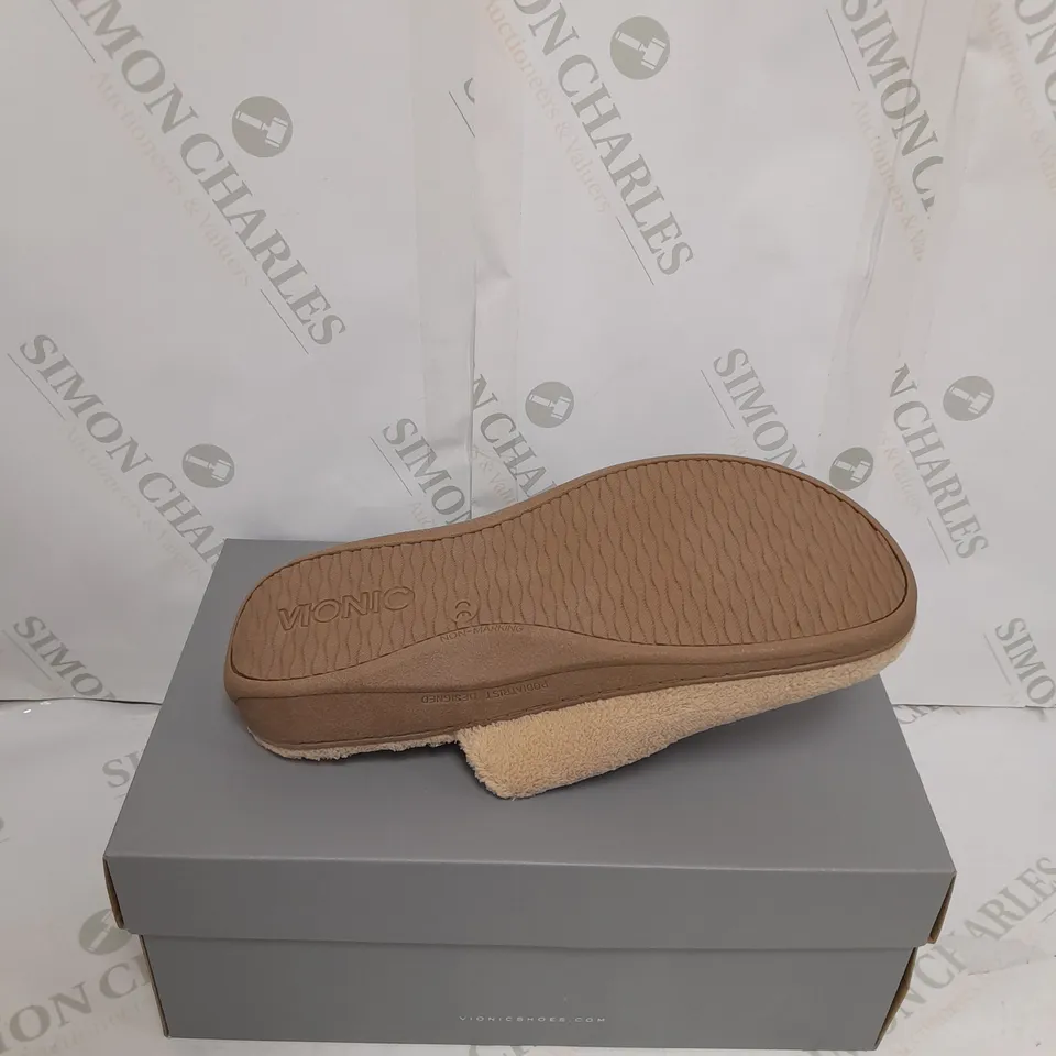VIONIC FAUX FUR BEIGE LOAFERS SIZE 6 