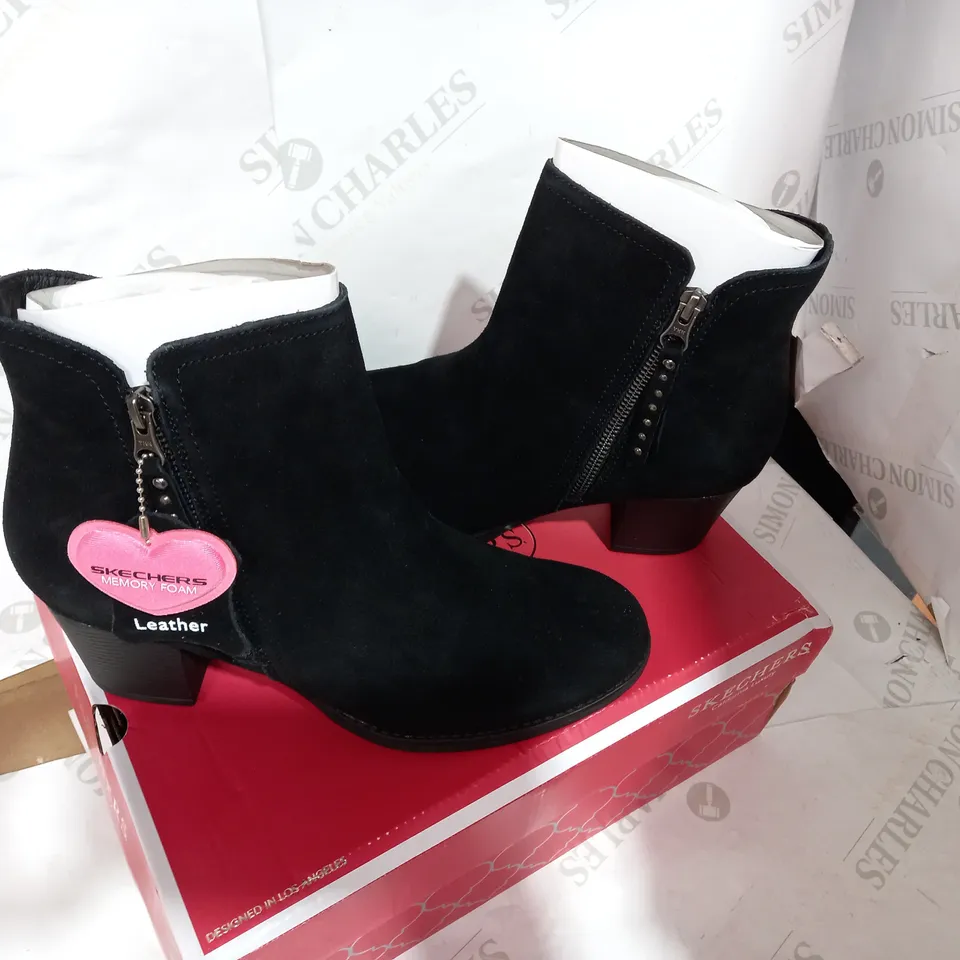 BOXED PAIR OF SKECHERS BLACK ZIP BOOTI  - SIZE 8