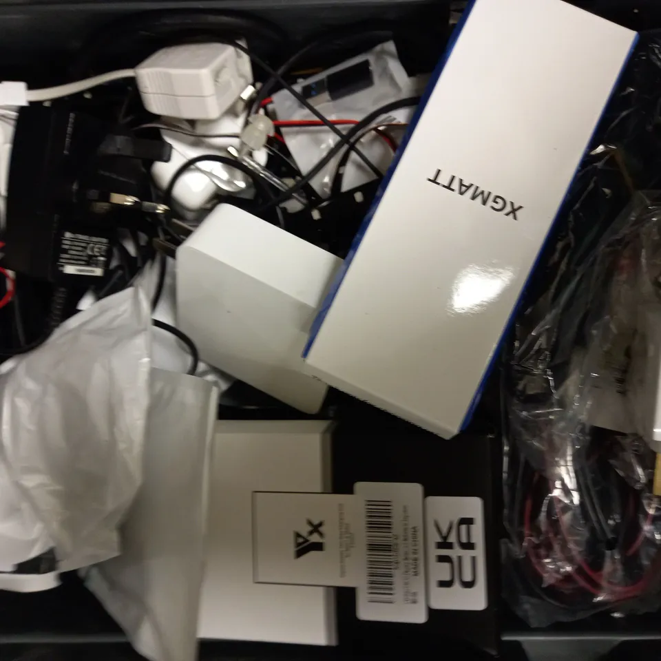 LOT OF APPROXIMATELY 15 ASSORTED ELECTRICAL ITEMS, TO INCLUDE ROUTER, USB PLUGS, ETC
