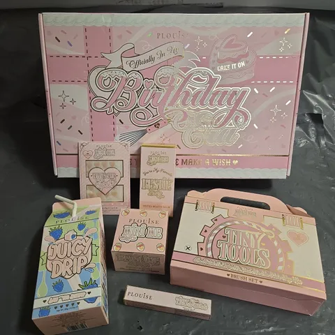 BOX OF 6 ASSORTED PLOUISE COSMETICS TO INCLUDE - TINY TOOLS BRUSH SET - MINI ME BESTIE TINTED BEAUTY BALM IN SHADE 4 - JUICY DRIP BLUE RASPBERRY LIP DUO - ETC