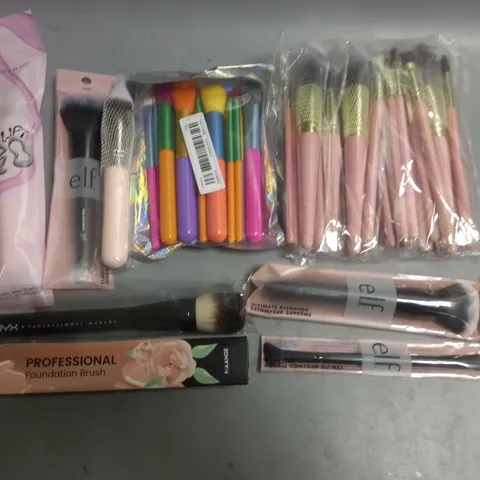 LOT OF ASSORTED MAKE UP APPLICATION BRUSHES TO INCLUDE NYX, E.L.F AND PLOUISE