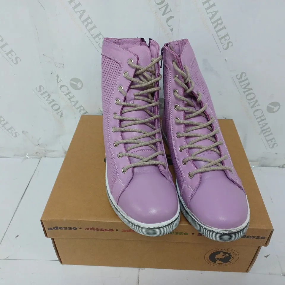 BOXED PAIR OF ADESSO BOOTS SIZE 6