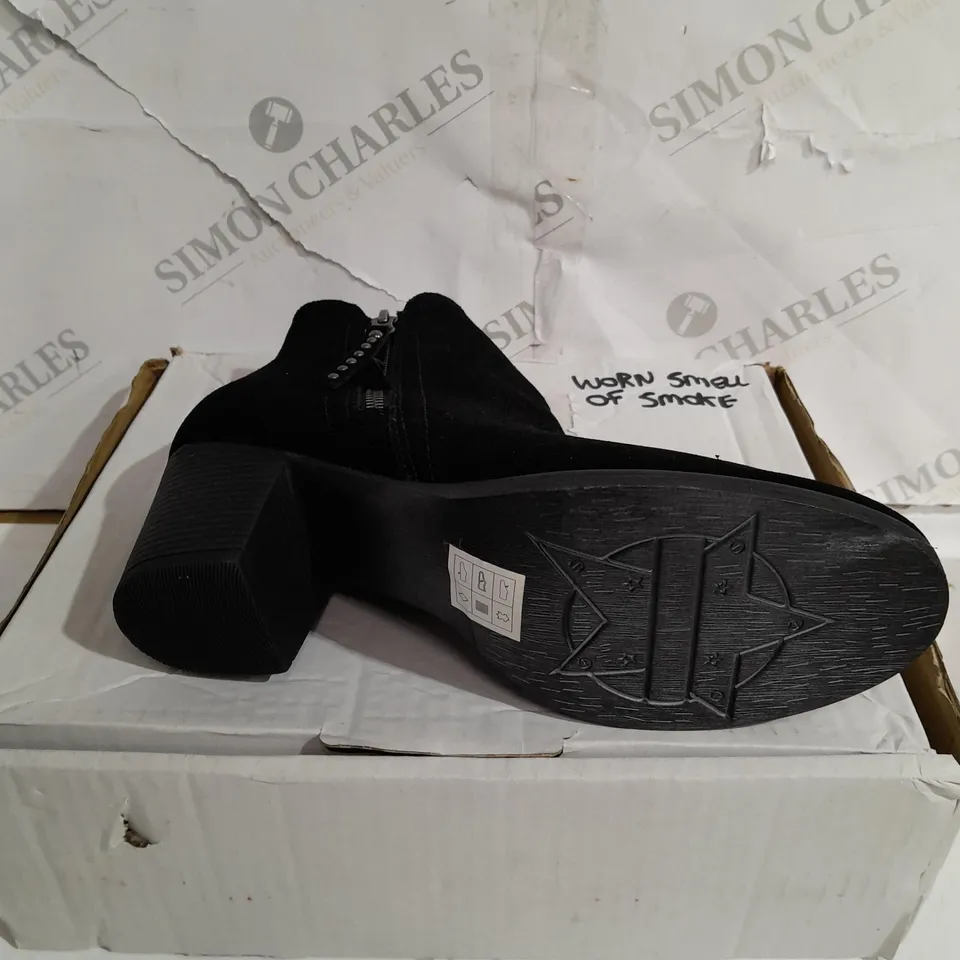BOXED PAIR OF SKECHERS TAXI ZIPPER BOOTS UK SIZE 5