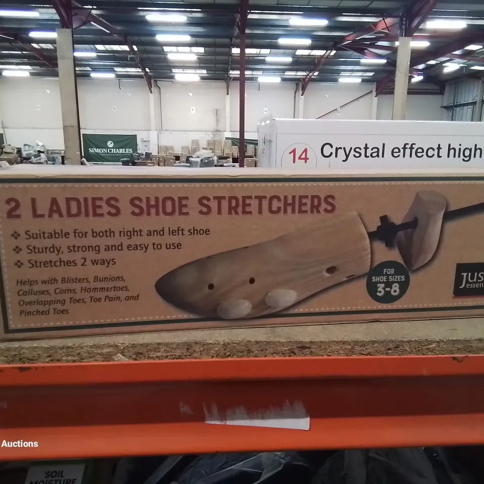 LOT CONTAINING APPROXIMATELY 40 ITEMS TO INCLUDE, X 2 PEDESTAL FAN, PLASTIC STRAW RUG, SPRING BEACH CHAIR, WOODEN HANGERS, 2 X FOLDING BAR STOOLS ETC.