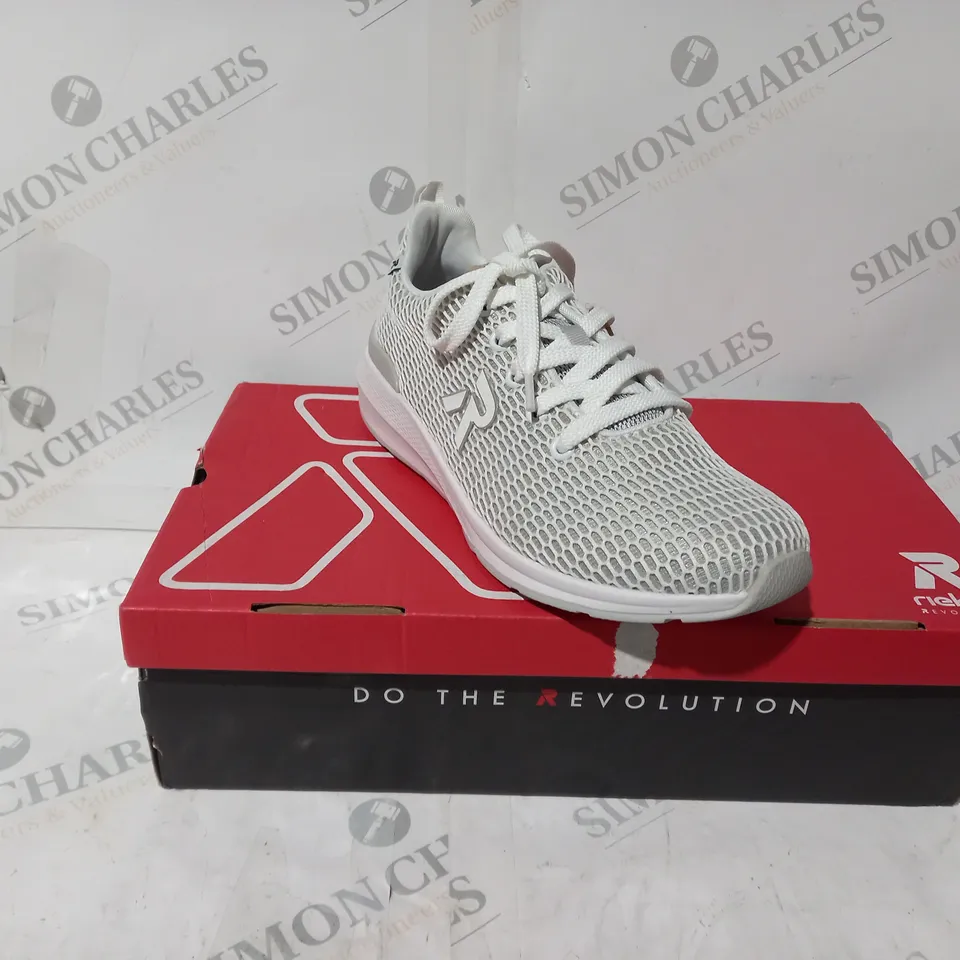 BOXED PAIR OF SKECHERS BOBS SKIPPER WAVE DIAMOND QUILTS BOOTS IN GREY UK SIZE 5