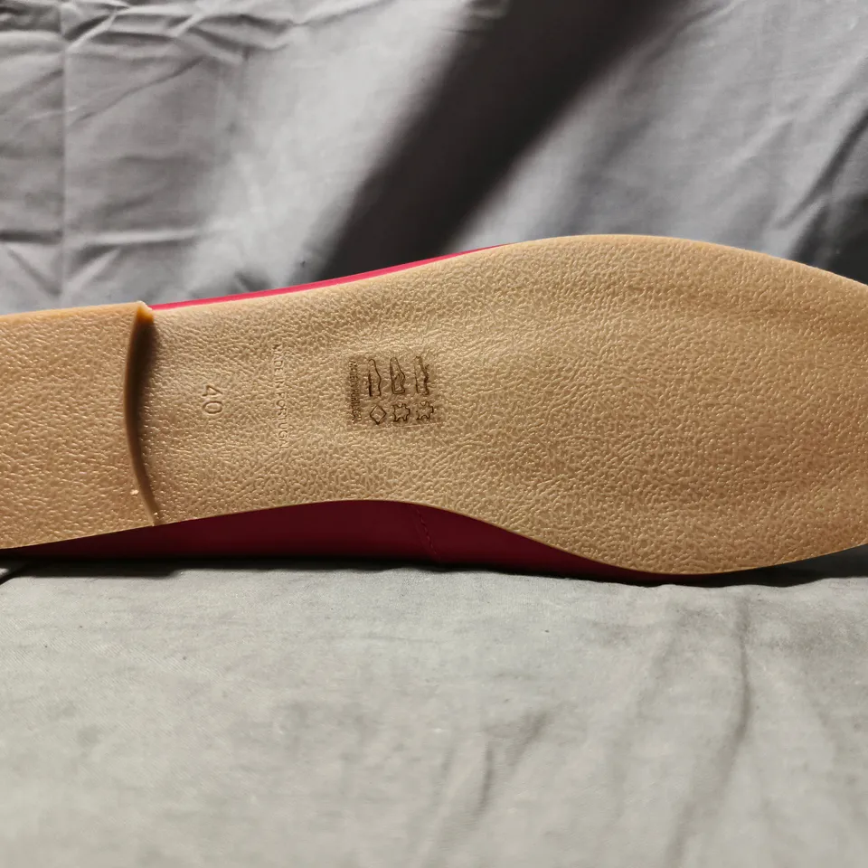 BOXED PAIR OF OFFICE SHOES IN RED SIZE EU 40