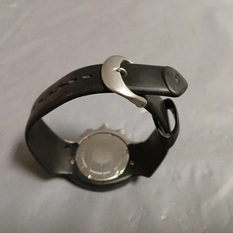 UNBOXED OAKLEY STAINLESS STEEL WATCH WITH RUBBER STRAP