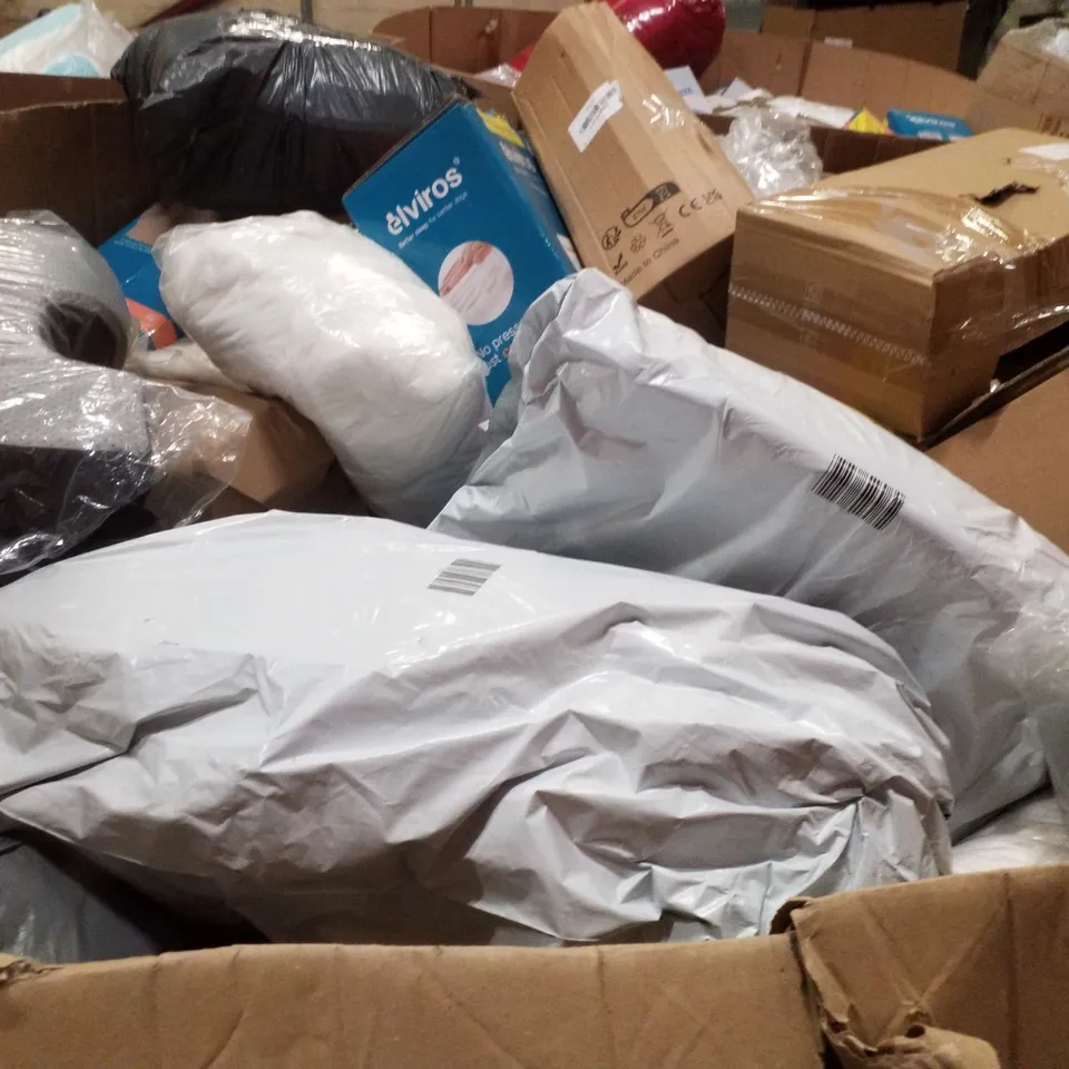 PALLET CONTAINING ASSORTED PILLOWS & CUSHIONS