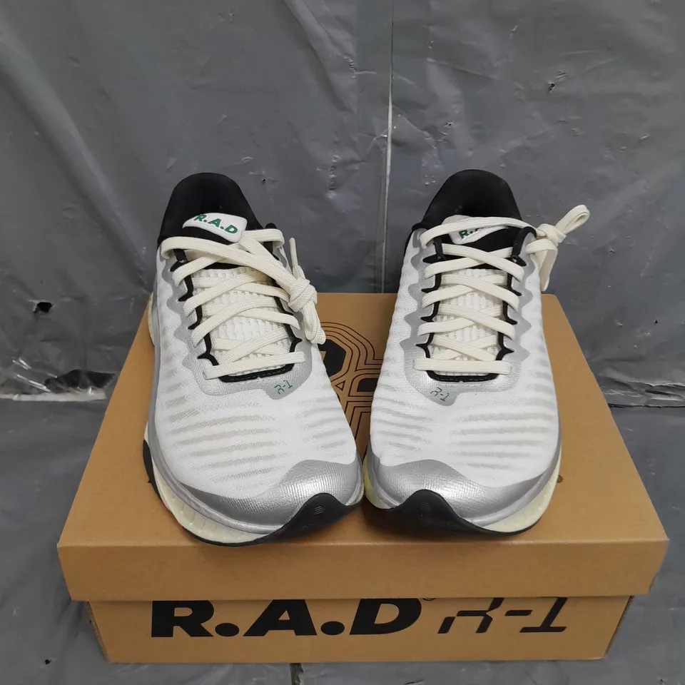 BOX OF RAD R1 CLASSIC BOSTON SHOES SIZE 4.5