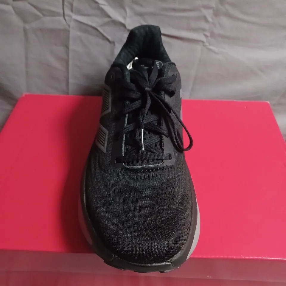 BOXED PAIR OF NEW BALANCE SNEAKERS – UK SIZE 8.5