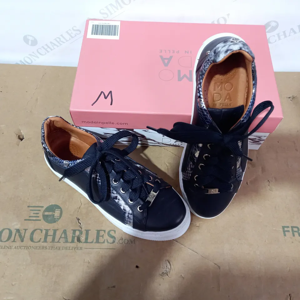 BOXED PAIR OF MODA IN PELLE TRAINERS- SIZE 38