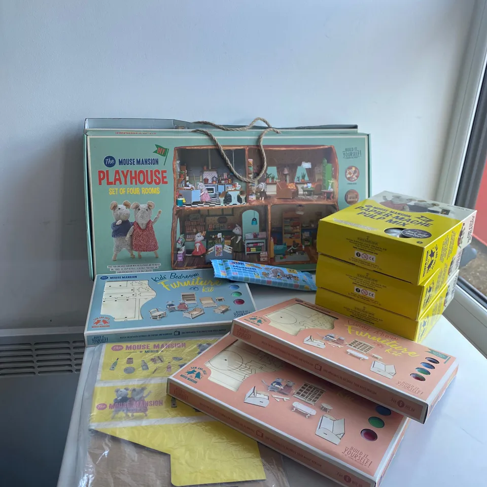 BOX OF 10 BRAND NEW ITEMS TO INCLUDE: 2 X MOUSE MANSION PLAYHOUSE, 3 X MOUSE MANSION PULP MIX, 2 X LIIVING ROOM FIRNITURE KIT, KIDS BEDROOM FURNITURE KIT