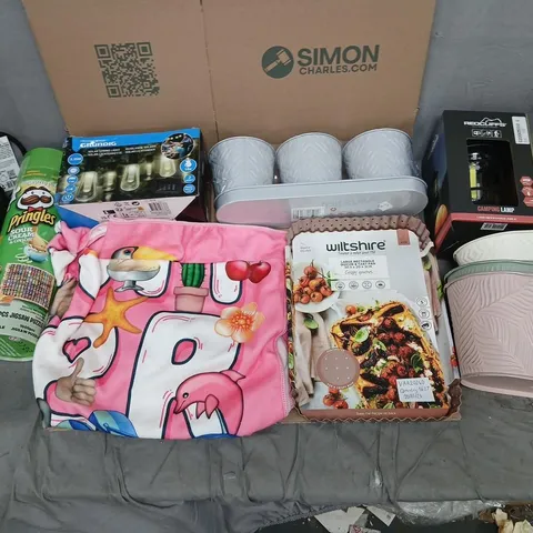 LARGE QUANTITY OF ASSORTED HOUSEHOLD PRODUCTS TO INCLUDE; WILTSHIRE QUICHE AND TART PAN, REDCLIFF'S CAMPING LAMP, GRUNDIG SOLAR STRING LIGHT, PRINGLES JIGSAW, BUBBLE BAZOOOKA AND SPRAY FAN