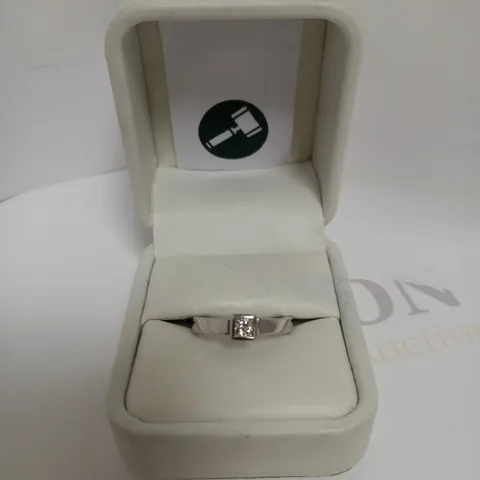 DESIGNER 18CT WHITE GOLD RING RUB-OVER SET WITH A PRINCESS CUT DIAMOND