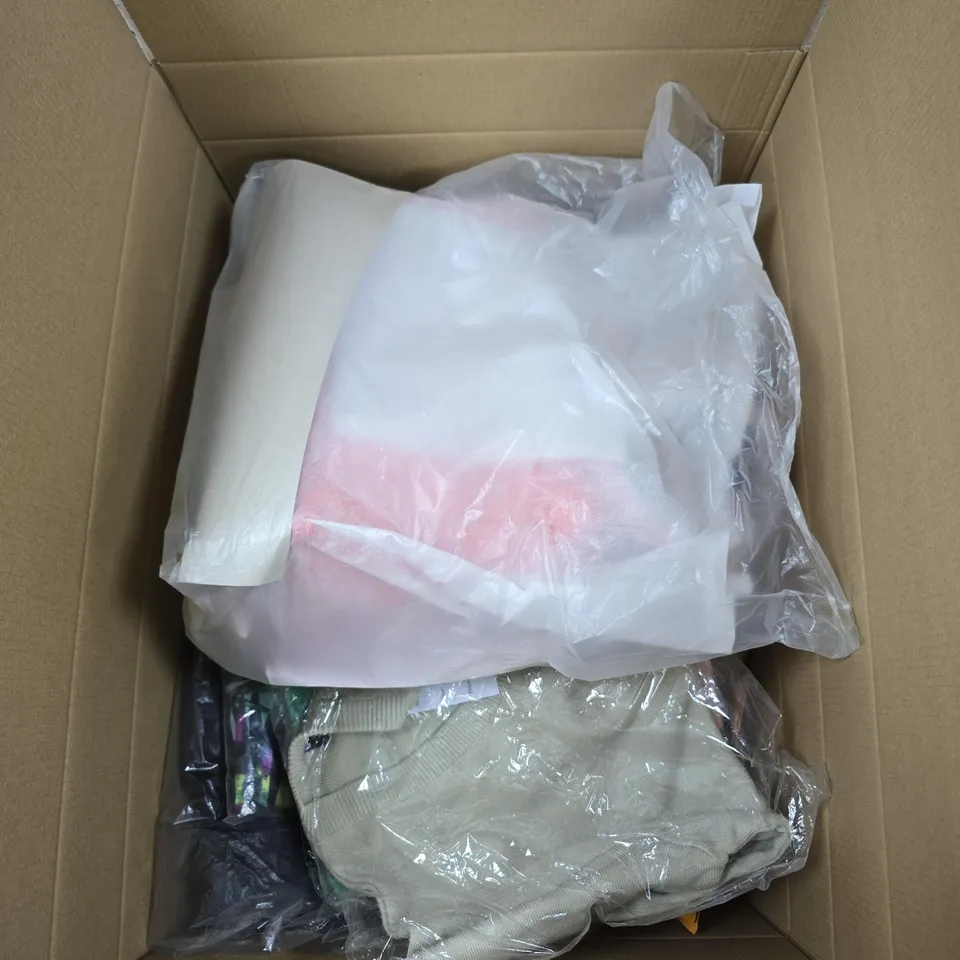 BOX OF APPROXIMATELY 15 ASSORTED CLOTHING ITEMS IN VARIOUS COLOURS, STYLES AND SIZES