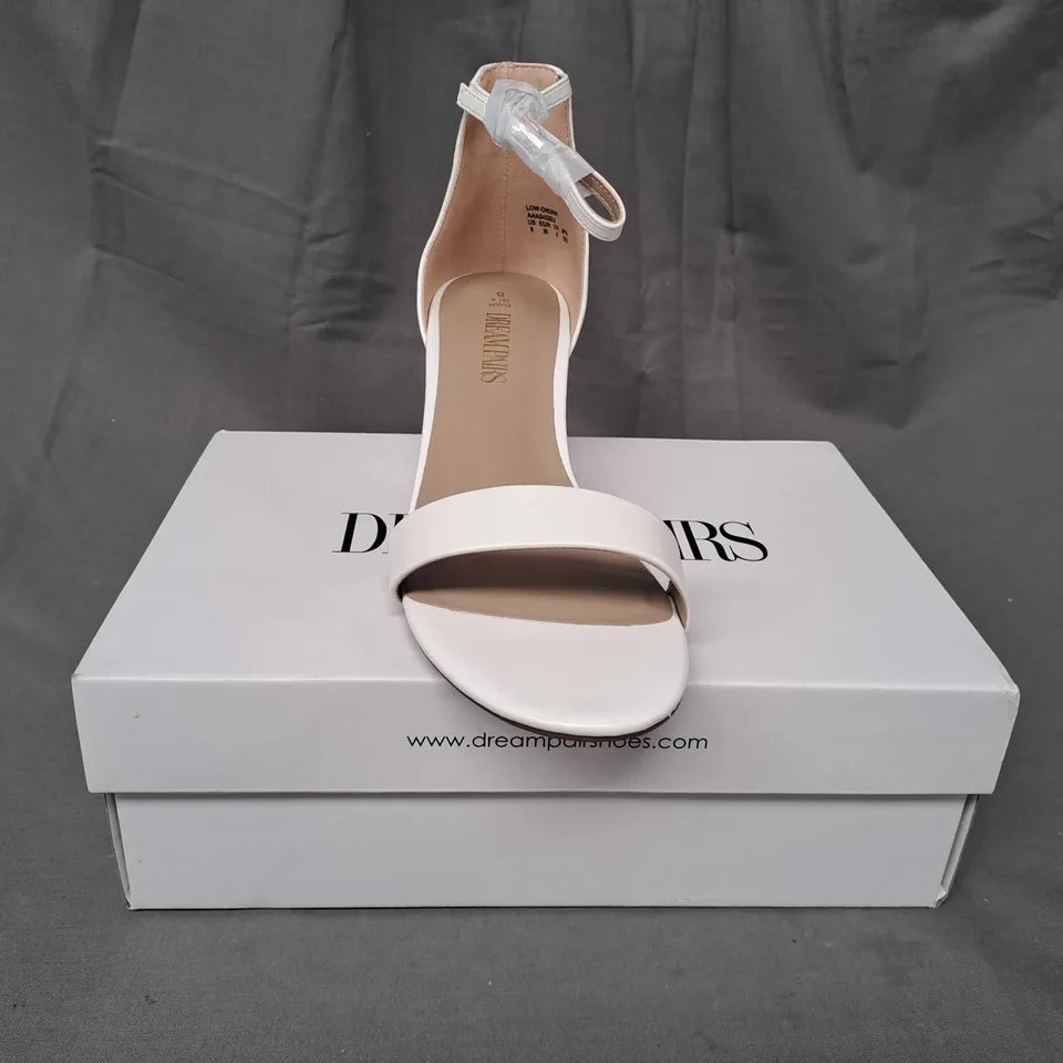BOXED PAIR OF DREAM PAIRS OPEN TOE BLOCK HEEL SANDALS IN WHITE SIZE 8
