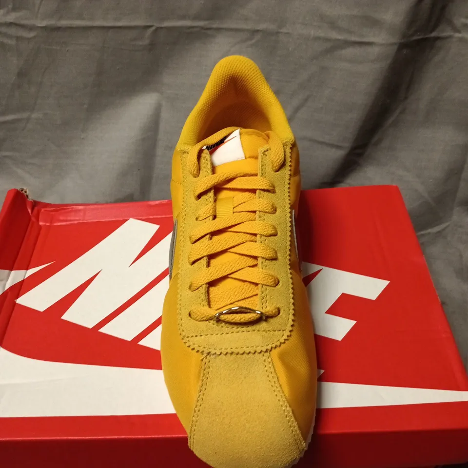 NIKE SNEAKERS – YELLOW/ORANGE WITH GREEN SWOOSH SIZE 7.5 BOXED