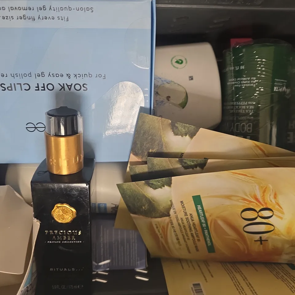 APPROXIMATELY 15 ASSORTED COSMETIC ITEMS INCLUDING VARIOUS MAKES AND BRANDS - COLLECTION ONLY