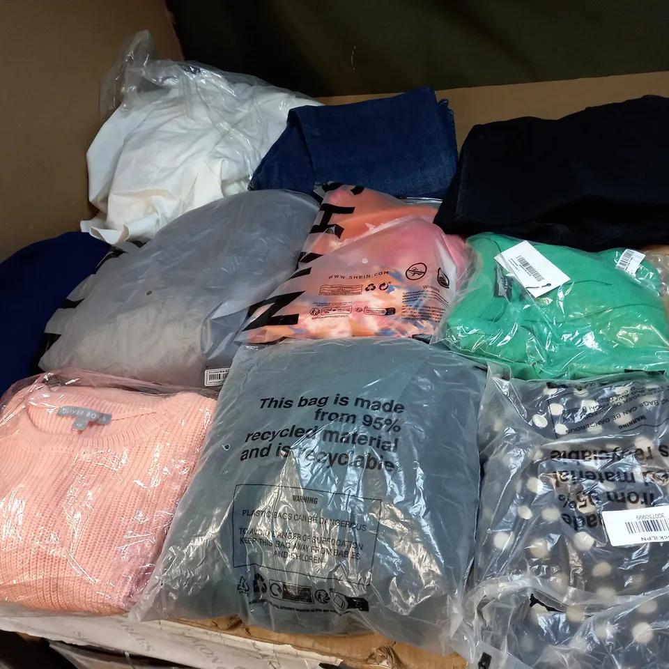 BOX OF APPROX 35 ASSORTED CLOTHING ITEMS TO INCLUDE - DRESSES, T-SHIRTS AND TROUSERS