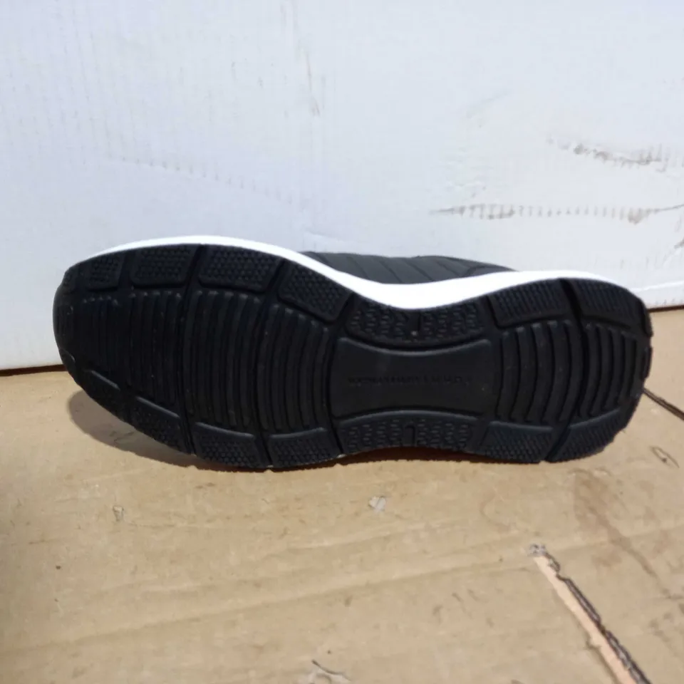 BOXED TOMMY HILFIGER PAIR OF BLACK TRAINERS UK SIZE 6
