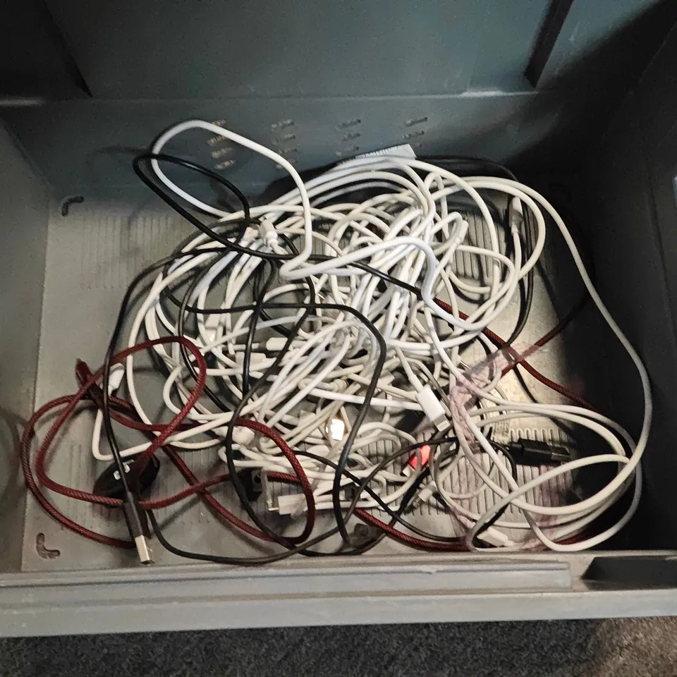 LOT OF ASSORTED MOBILE PHONE AND TABLET ACCESSORIES TO INCLUDE CHARGE CABLES, TABLET CASES AND POWER ADAPTERS