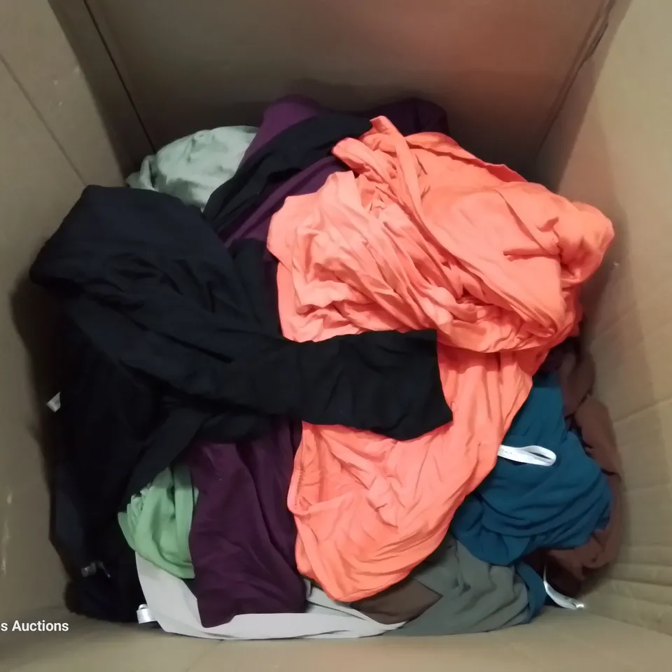 LARGE QUANTITY OF ASSORTED CLOTHING ITEMS TO INCLUDE KIM & CO AND RUTH LANGSFORD